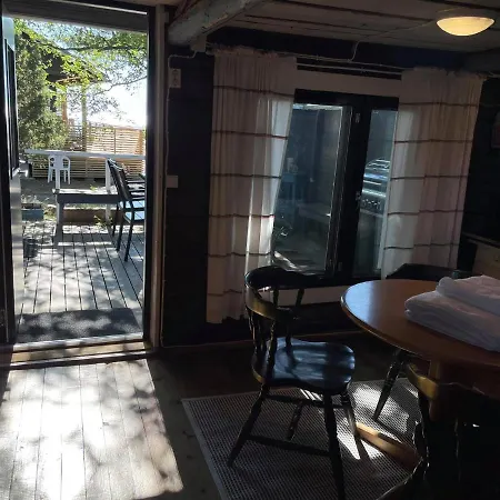 Kaunissaaren Maja 호텔 *