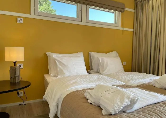 Kaunissaaren Maja 호텔 *