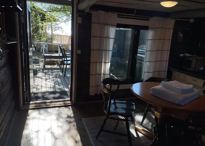 Kaunissaaren Maja 호텔 *